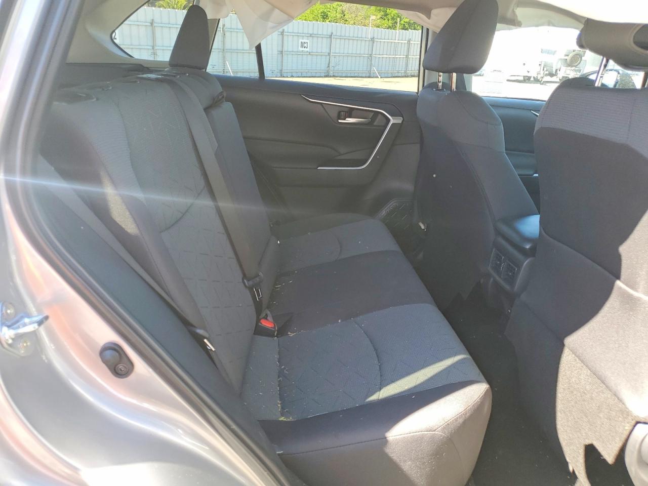 2025 TOYOTA RAV4 XLE photo 21