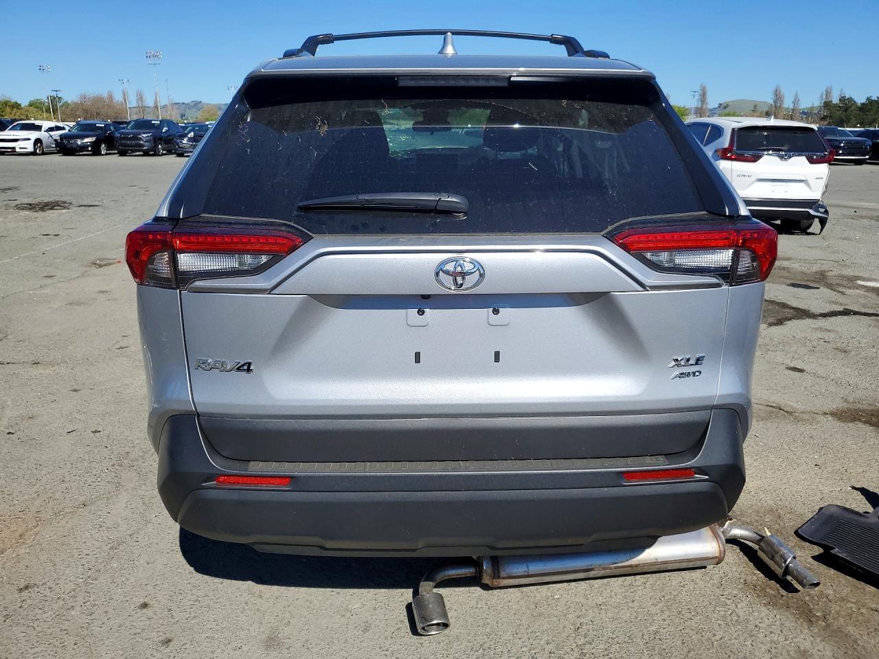 2025 TOYOTA RAV4 XLE photo 11