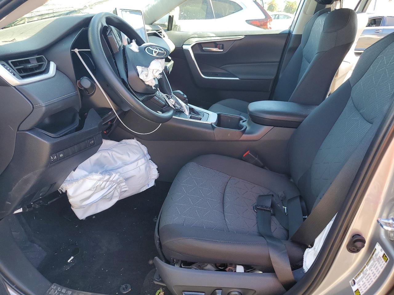 2025 TOYOTA RAV4 XLE photo 13