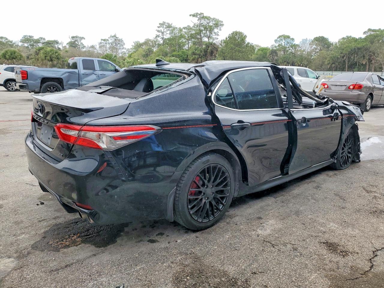 2019 TOYOTA CAMRY SE photo 5