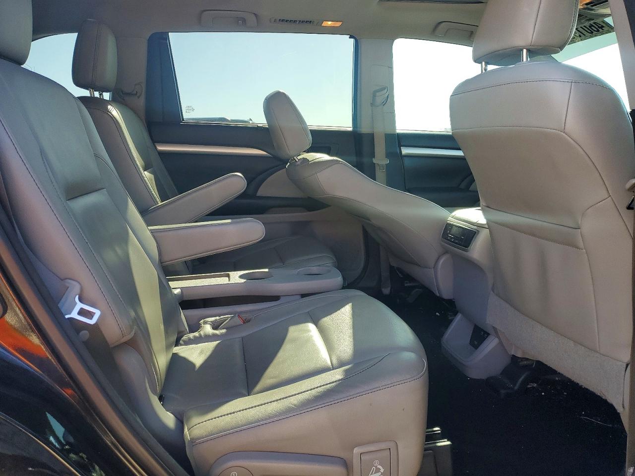2018 TOYOTA HIGHLANDER XLE photo 19