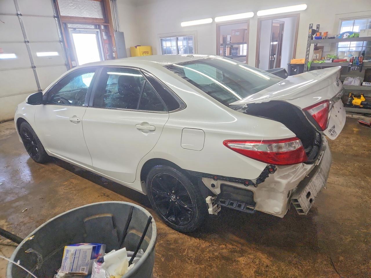 2015 TOYOTA CAMRY XSE photo 3