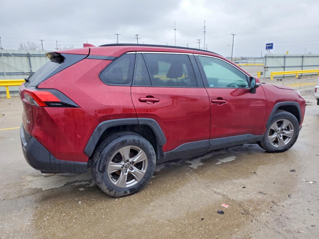 2022 TOYOTA RAV4 XLE photo 3