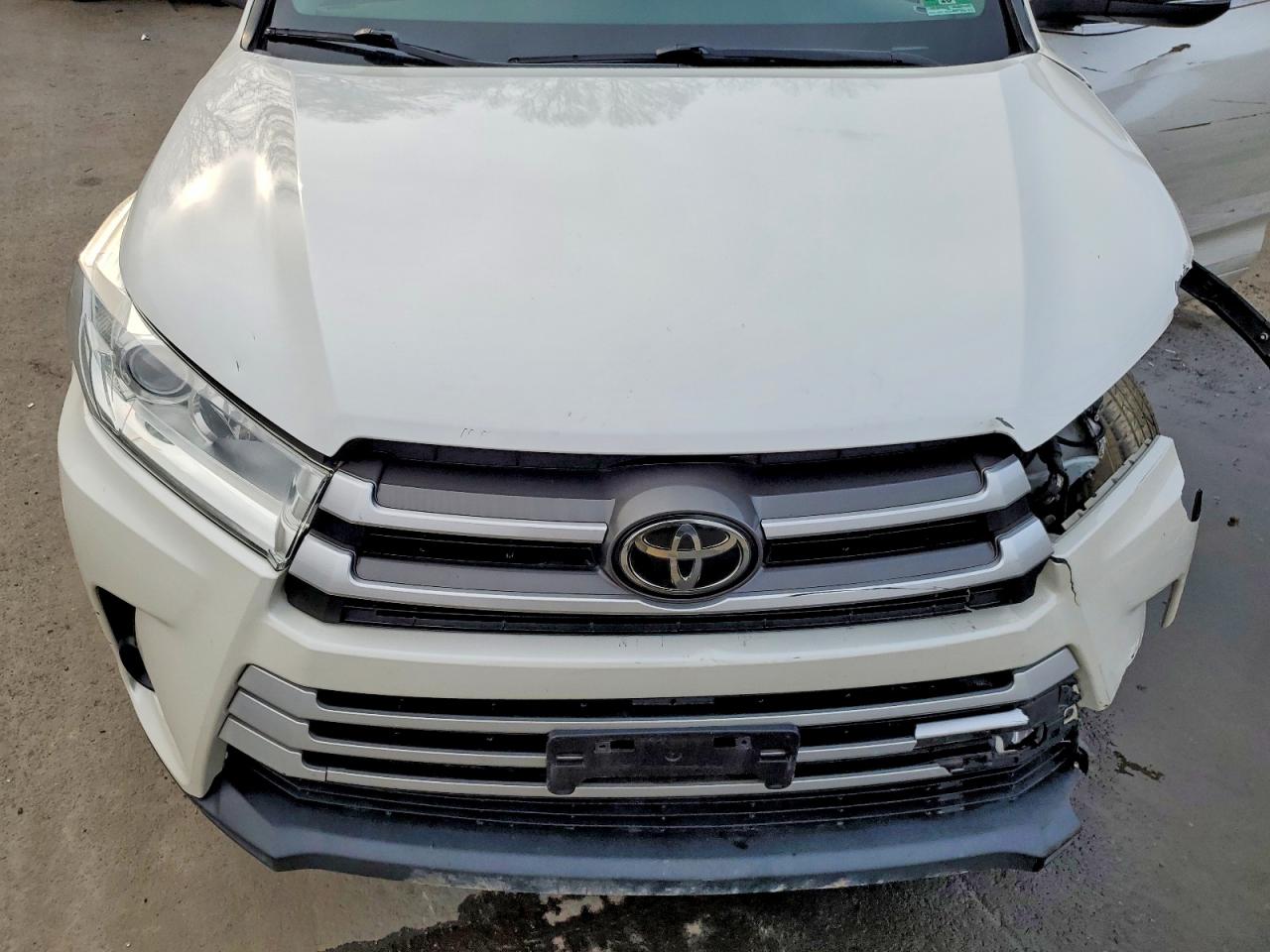 2018 TOYOTA HIGHLANDER LE photo 12