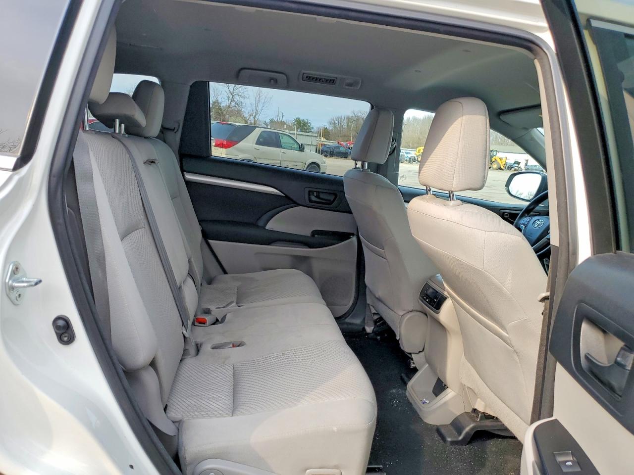 2018 TOYOTA HIGHLANDER LE photo 11