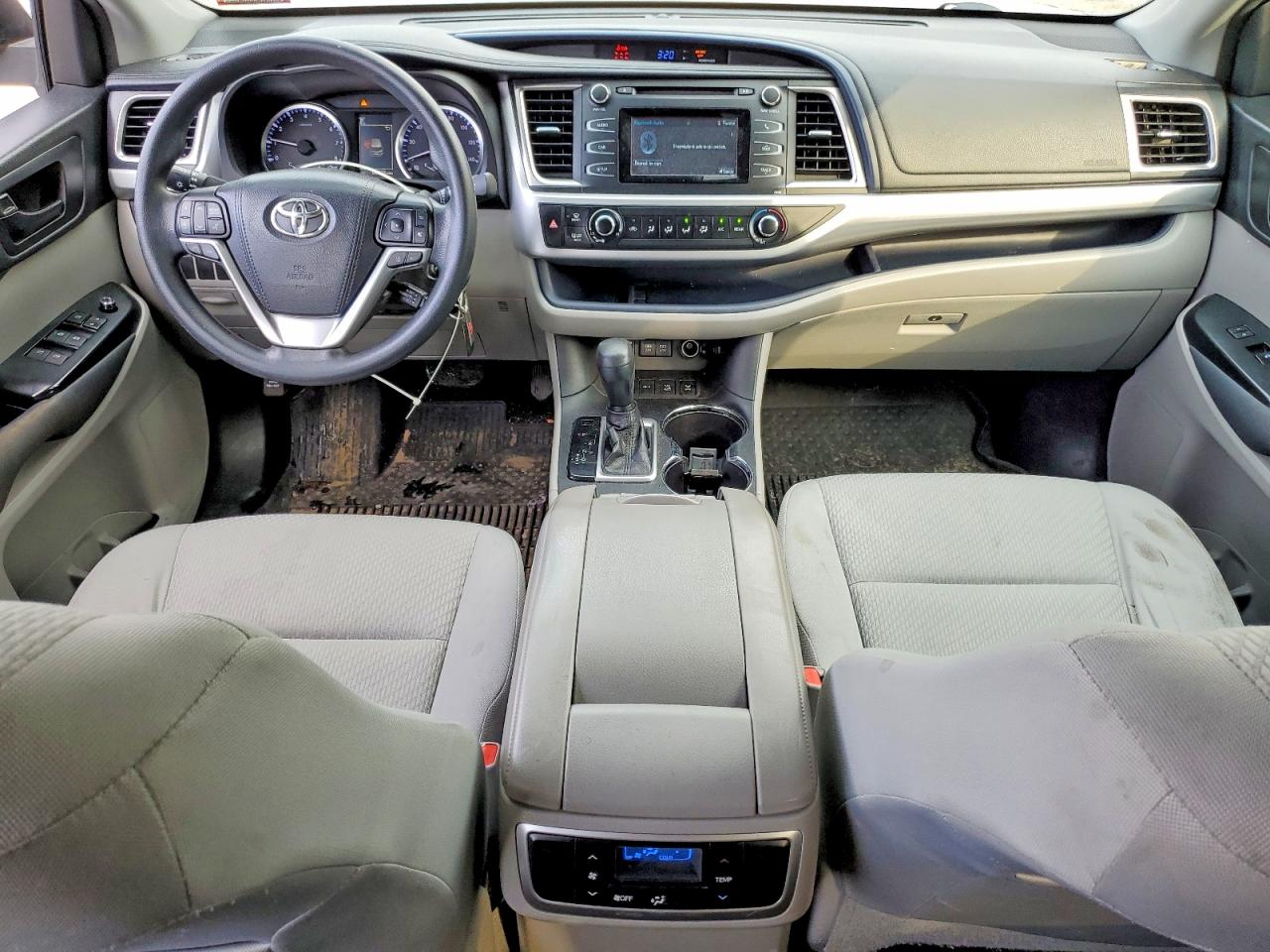 2018 TOYOTA HIGHLANDER LE photo 8