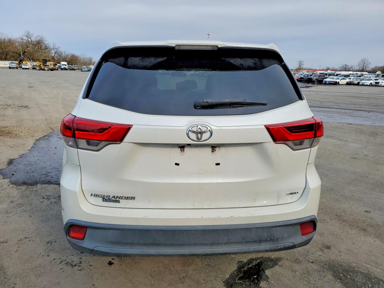 2018 TOYOTA HIGHLANDER LE photo 6