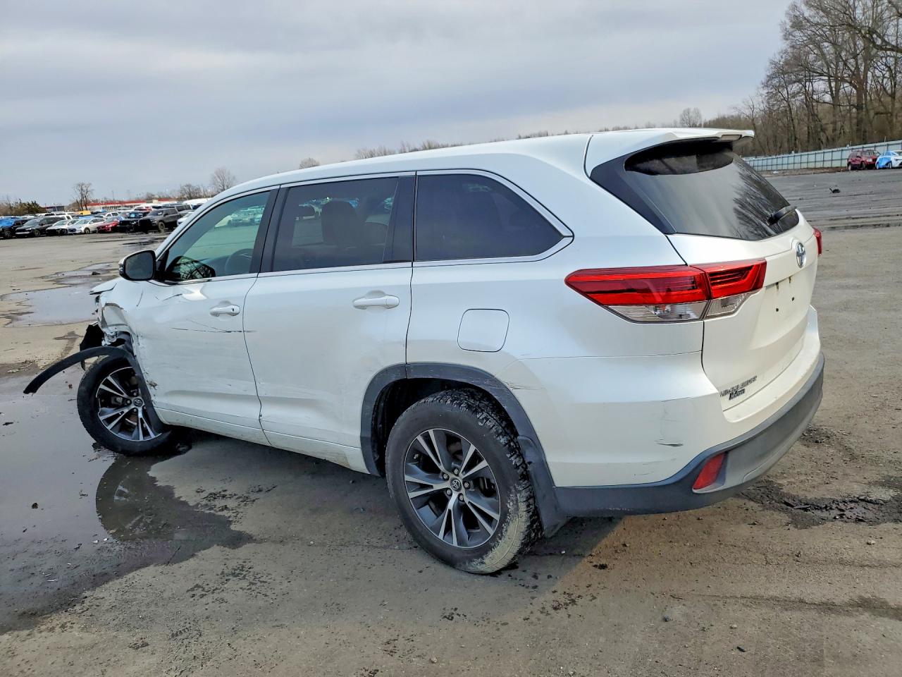 2018 TOYOTA HIGHLANDER LE photo 2