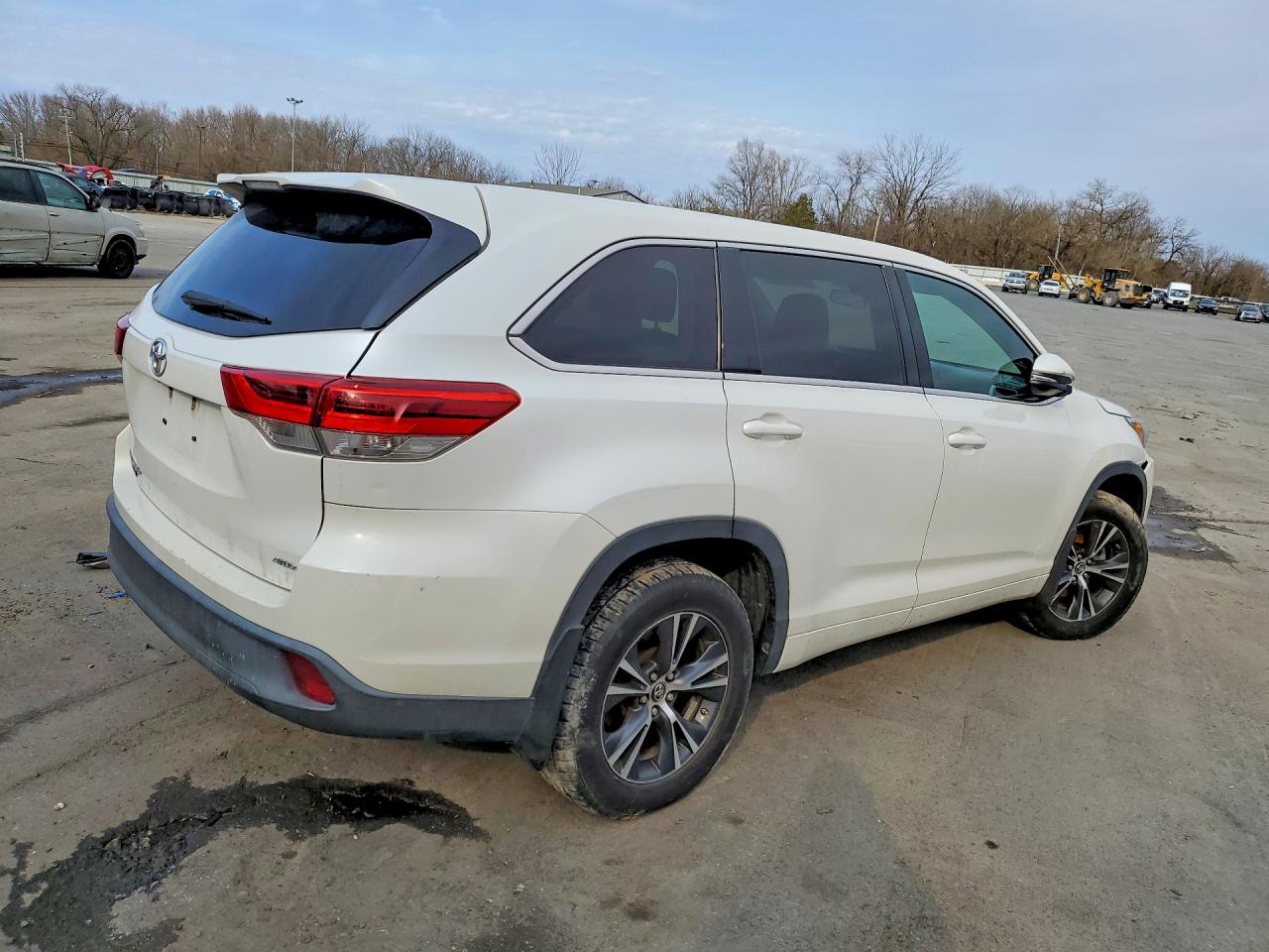 2018 TOYOTA HIGHLANDER LE photo 3