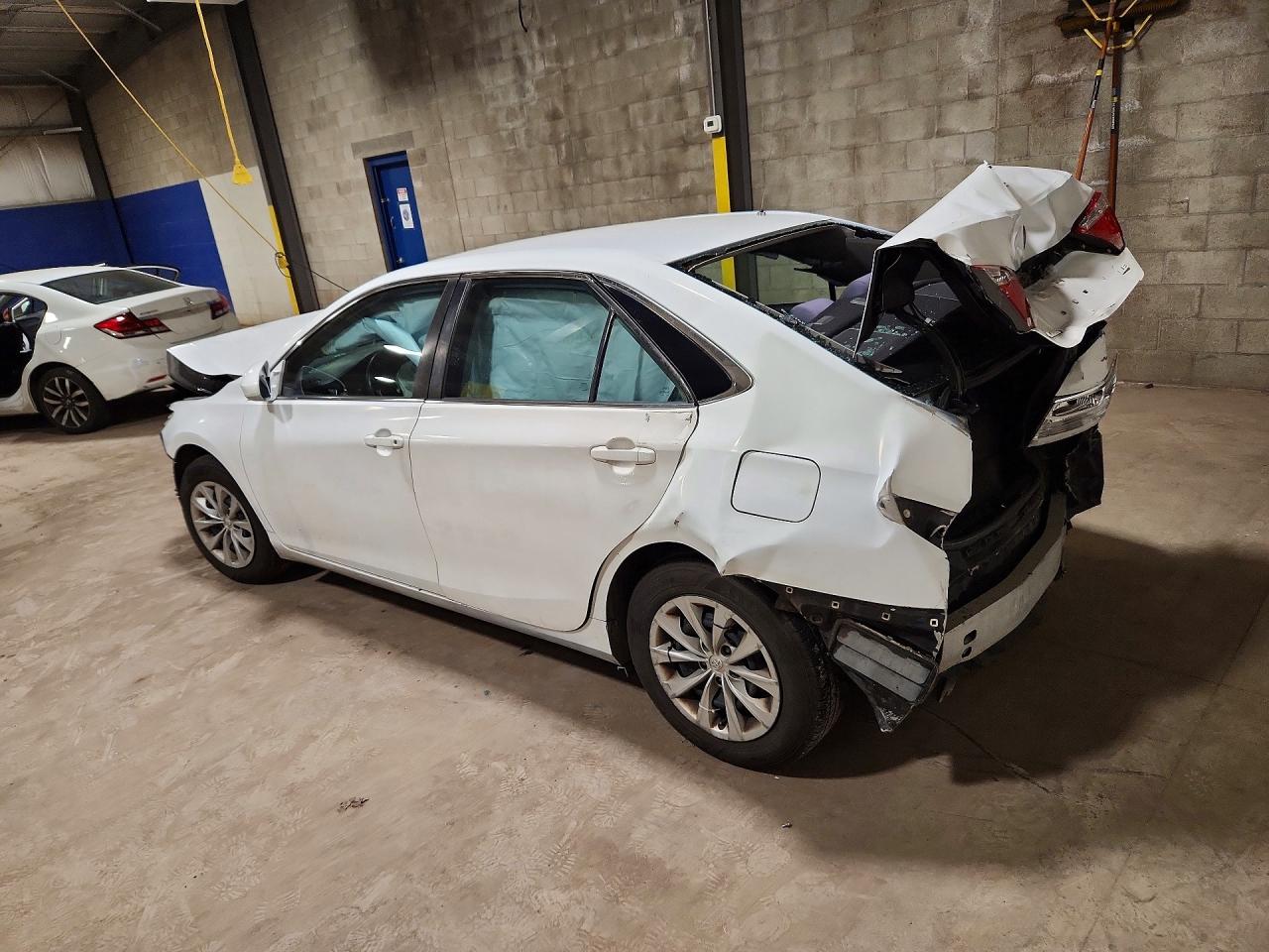 2016 TOYOTA CAMRY LE photo 3