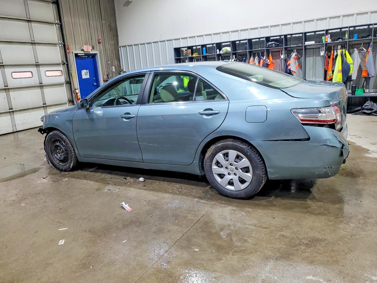 2010 TOYOTA CAMRY LE photo 4