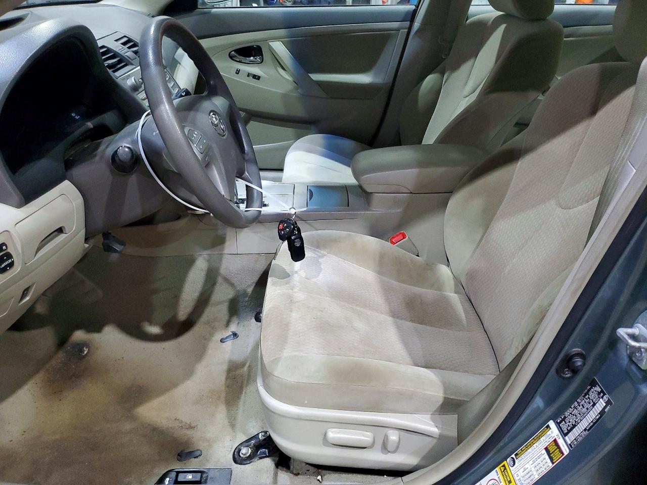 2010 TOYOTA CAMRY LE photo 19