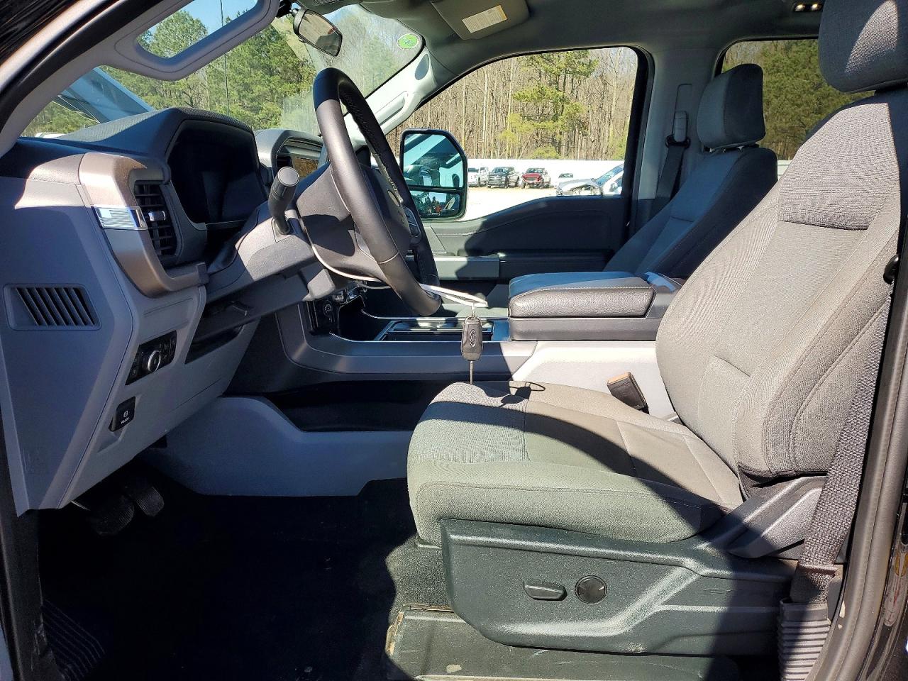 2025 FORD F150 XLT photo 13