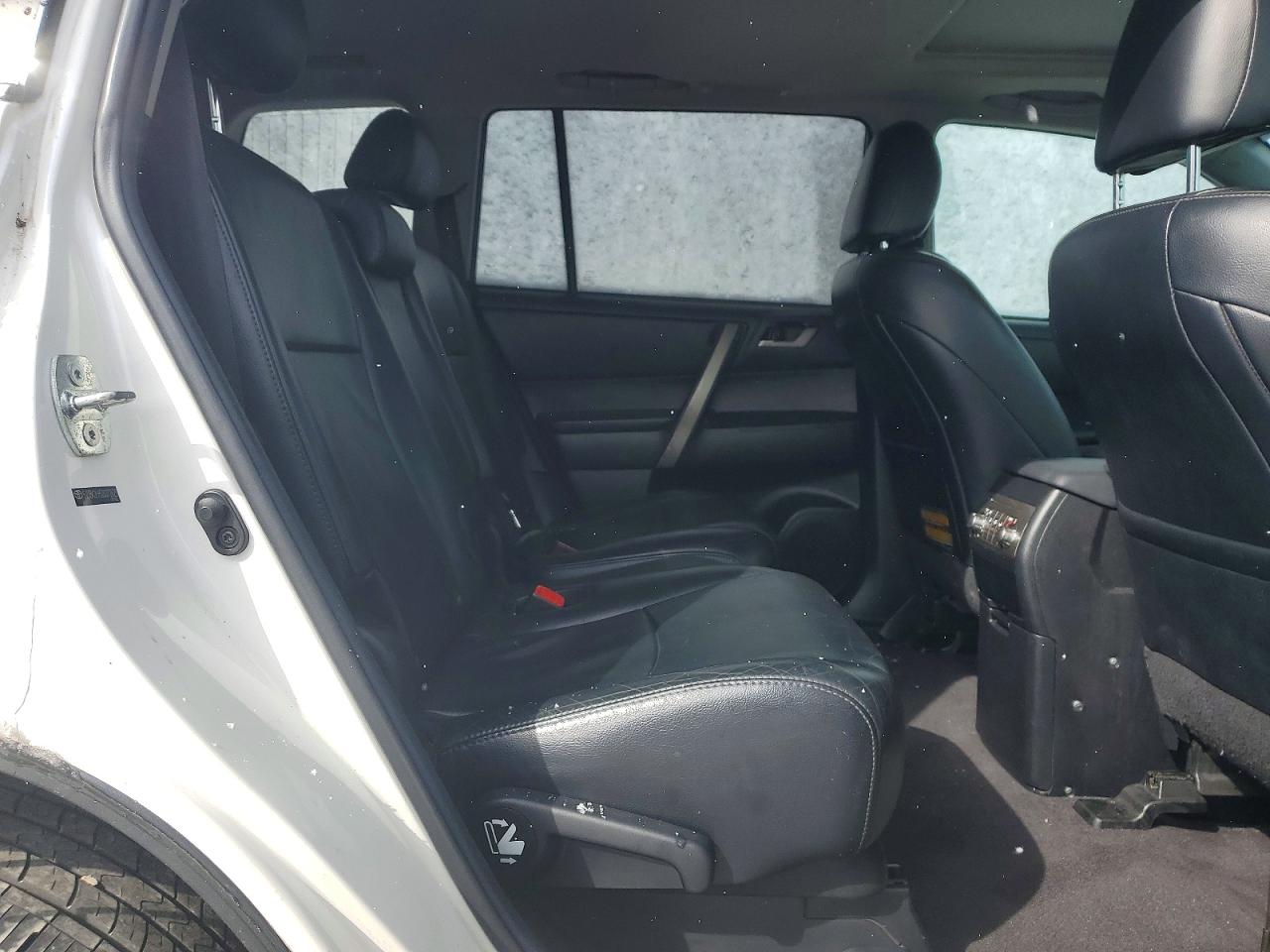 2013 TOYOTA HIGHLANDER SE photo 21
