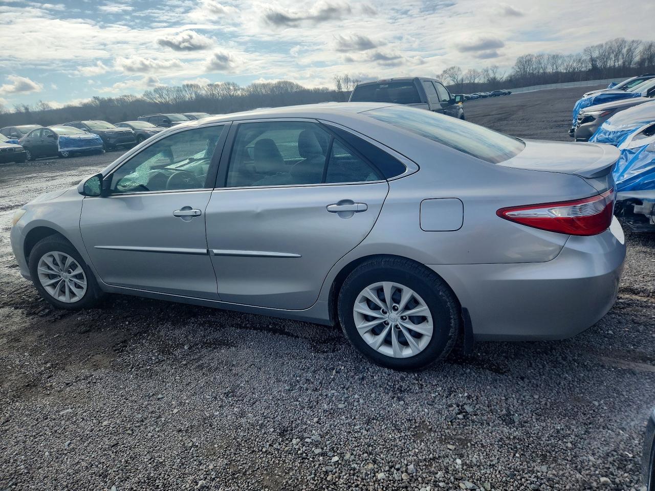 2017 TOYOTA CAMRY LE photo 3