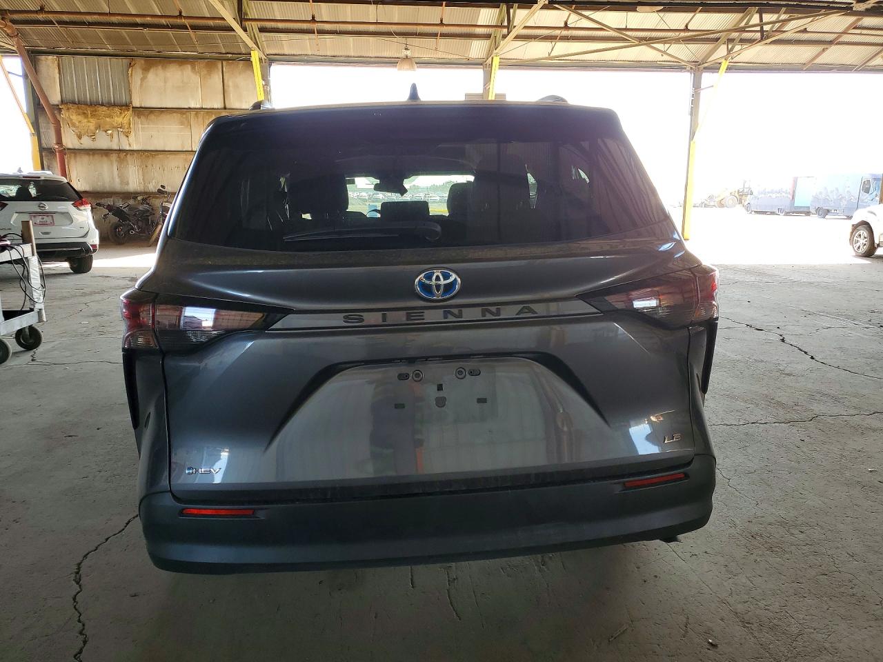 2025 TOYOTA SIENNA LE 8-PASSENGER photo 16