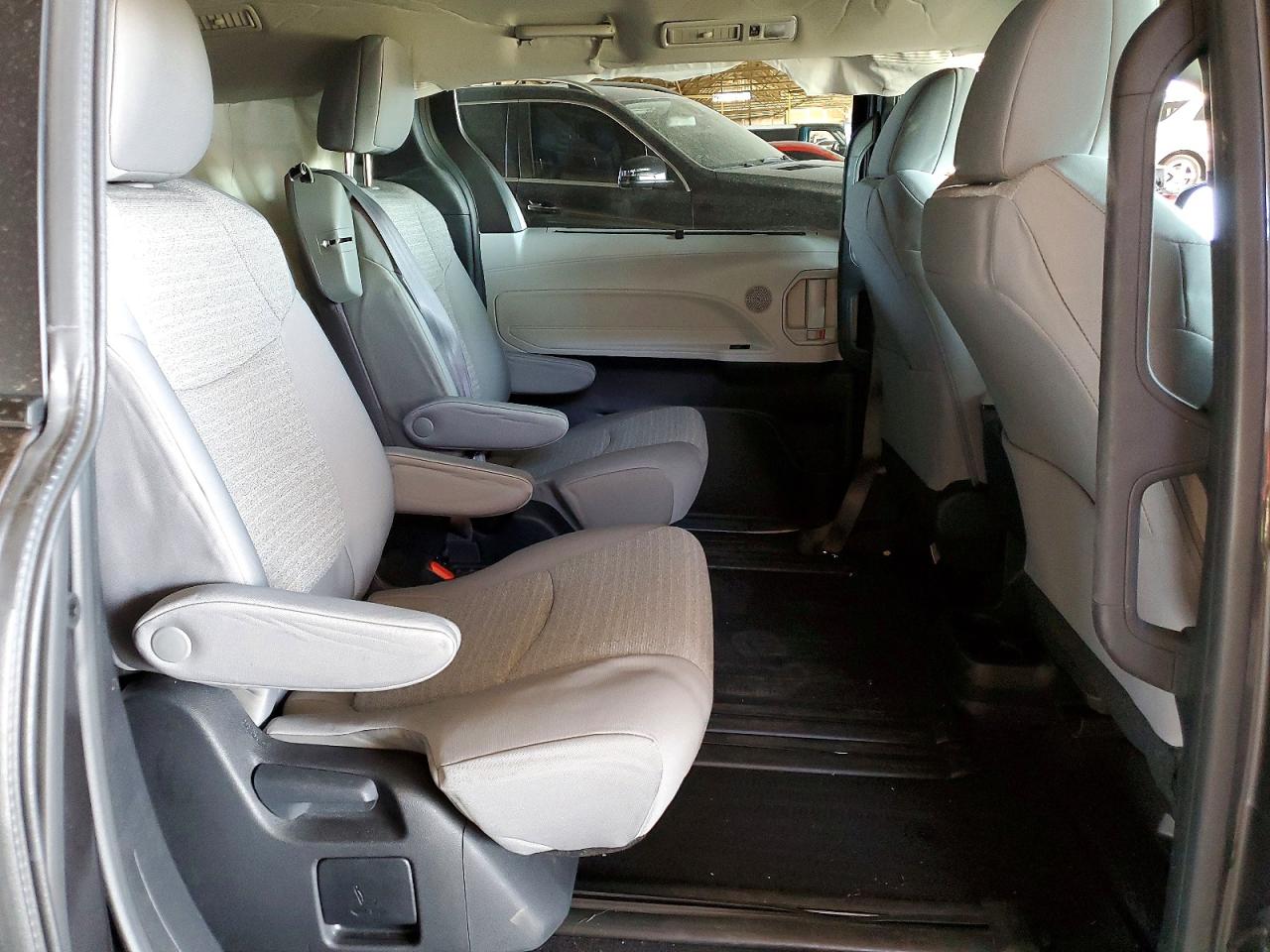 2025 TOYOTA SIENNA LE 8-PASSENGER photo 31