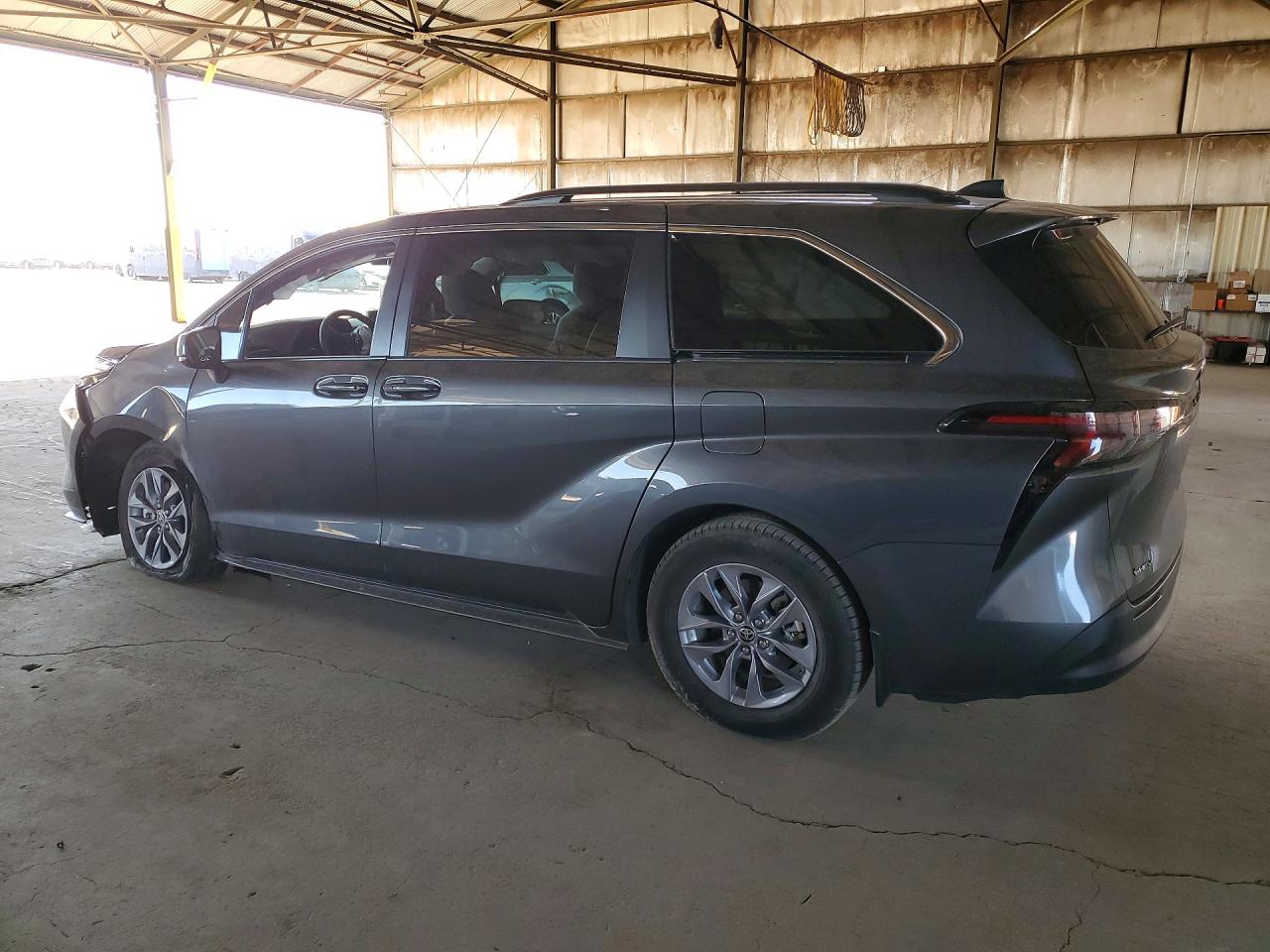 2025 TOYOTA SIENNA LE 8-PASSENGER photo 4