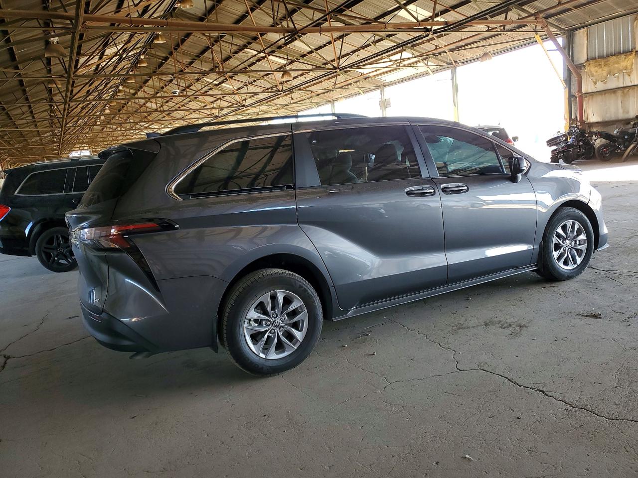 2025 TOYOTA SIENNA LE 8-PASSENGER photo 7