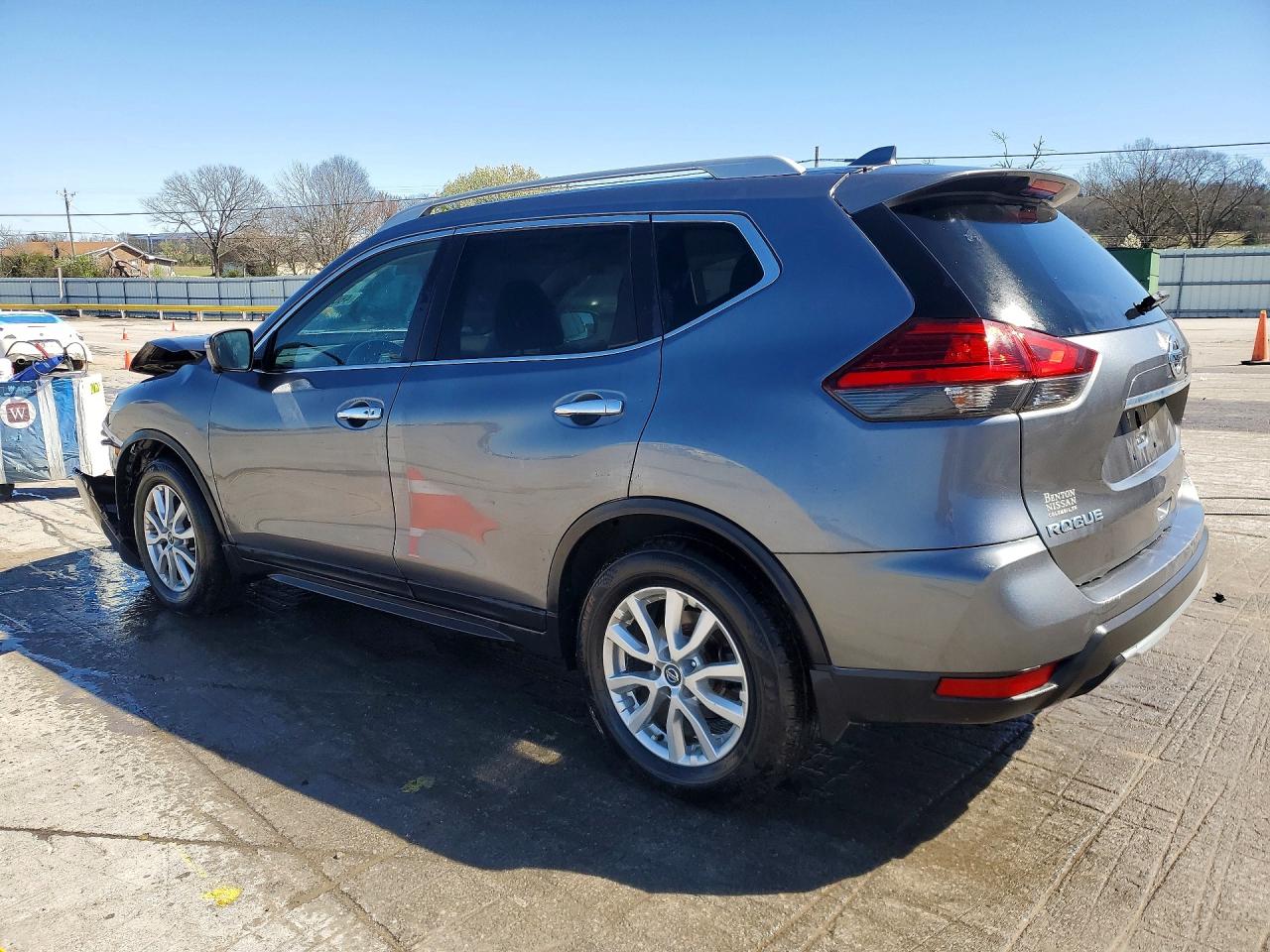 2017 NISSAN ROGUE SV photo 2