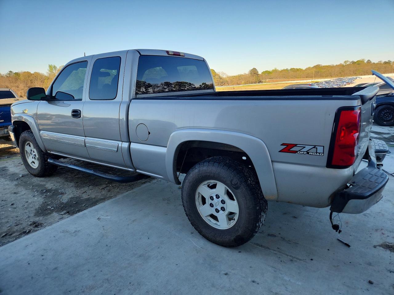 2004 CHEVROLET SILVERADO K1500 photo 2