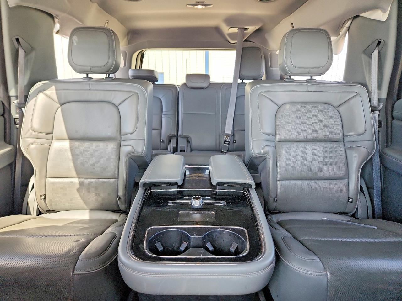 2018 LINCOLN NAVIGATOR L RESERVE photo 10