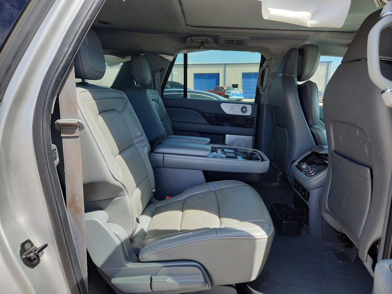 2018 LINCOLN NAVIGATOR L RESERVE photo 11
