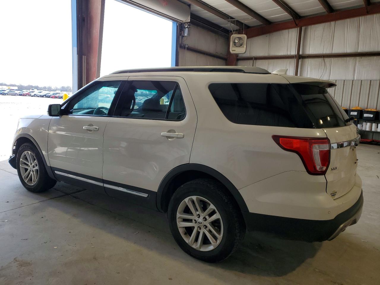 2017 FORD EXPLORER XLT photo 3