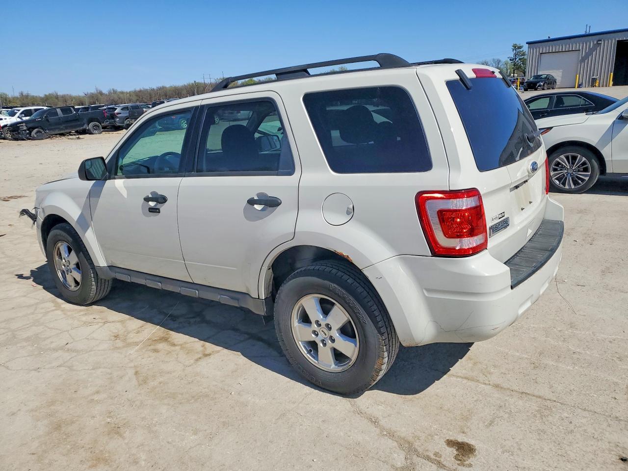 2011 FORD ESCAPE XLT photo 2
