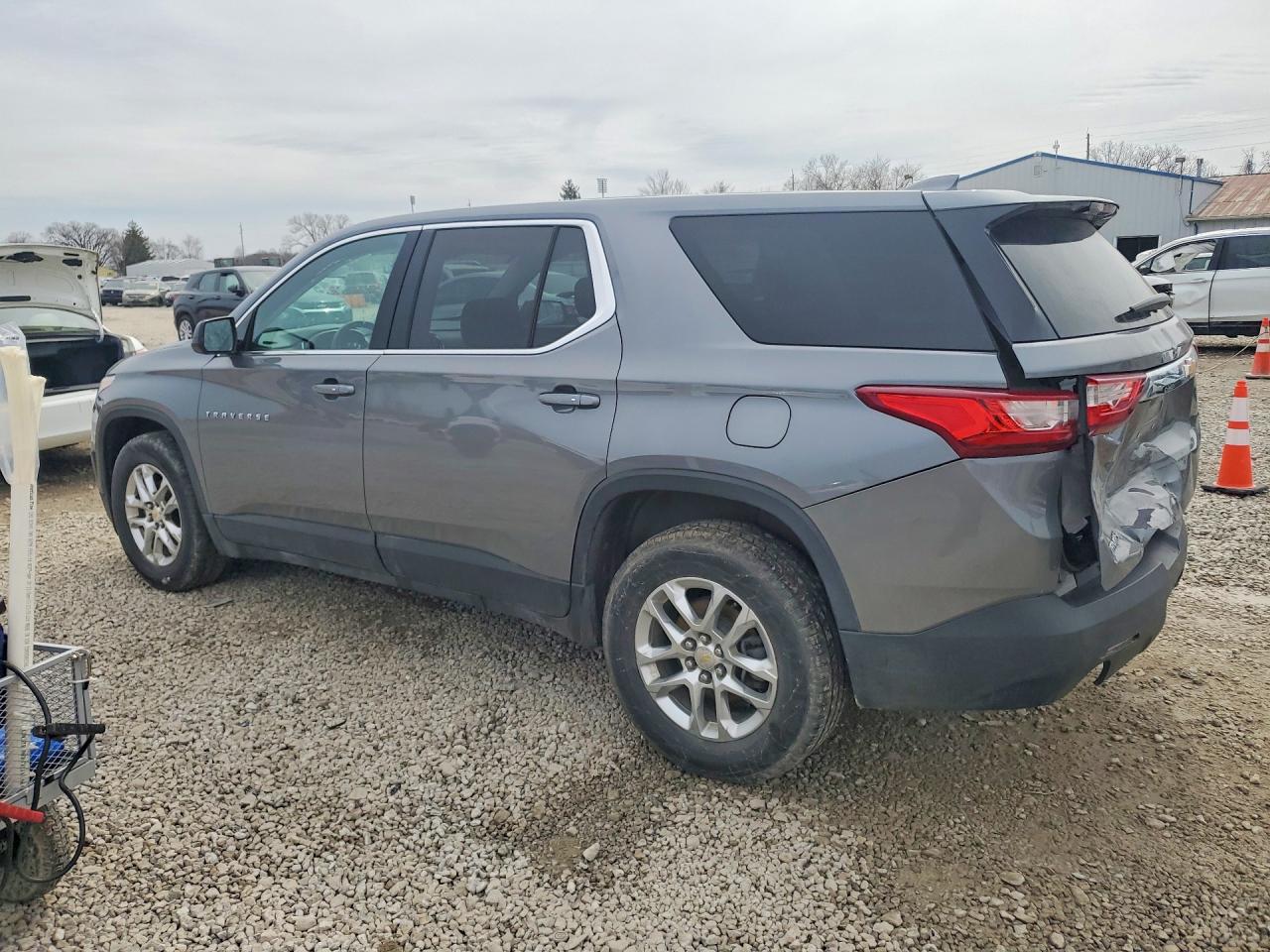 2019 CHEVROLET TRAVERSE LS photo 2