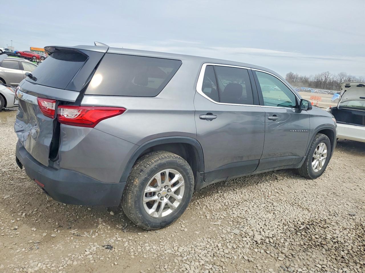 2019 CHEVROLET TRAVERSE LS photo 3