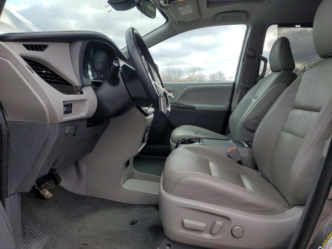 2020 TOYOTA SIENNA XLE PREMIUM 7-PASSENGER photo 13