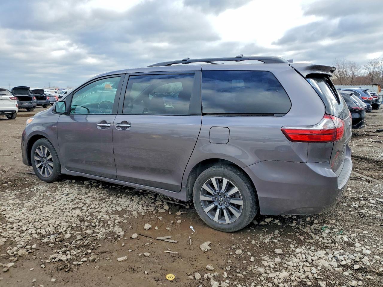 2020 TOYOTA SIENNA XLE PREMIUM 7-PASSENGER photo 3