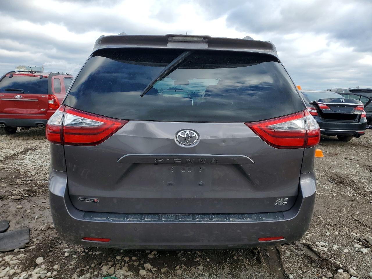 2020 TOYOTA SIENNA XLE PREMIUM 7-PASSENGER photo 11