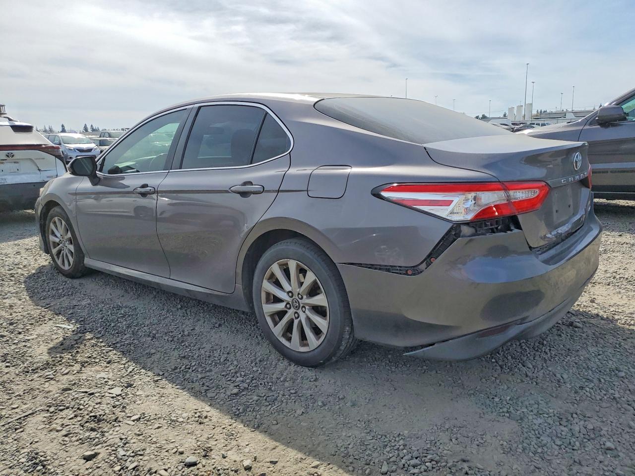 2018 TOYOTA CAMRY LE photo 3