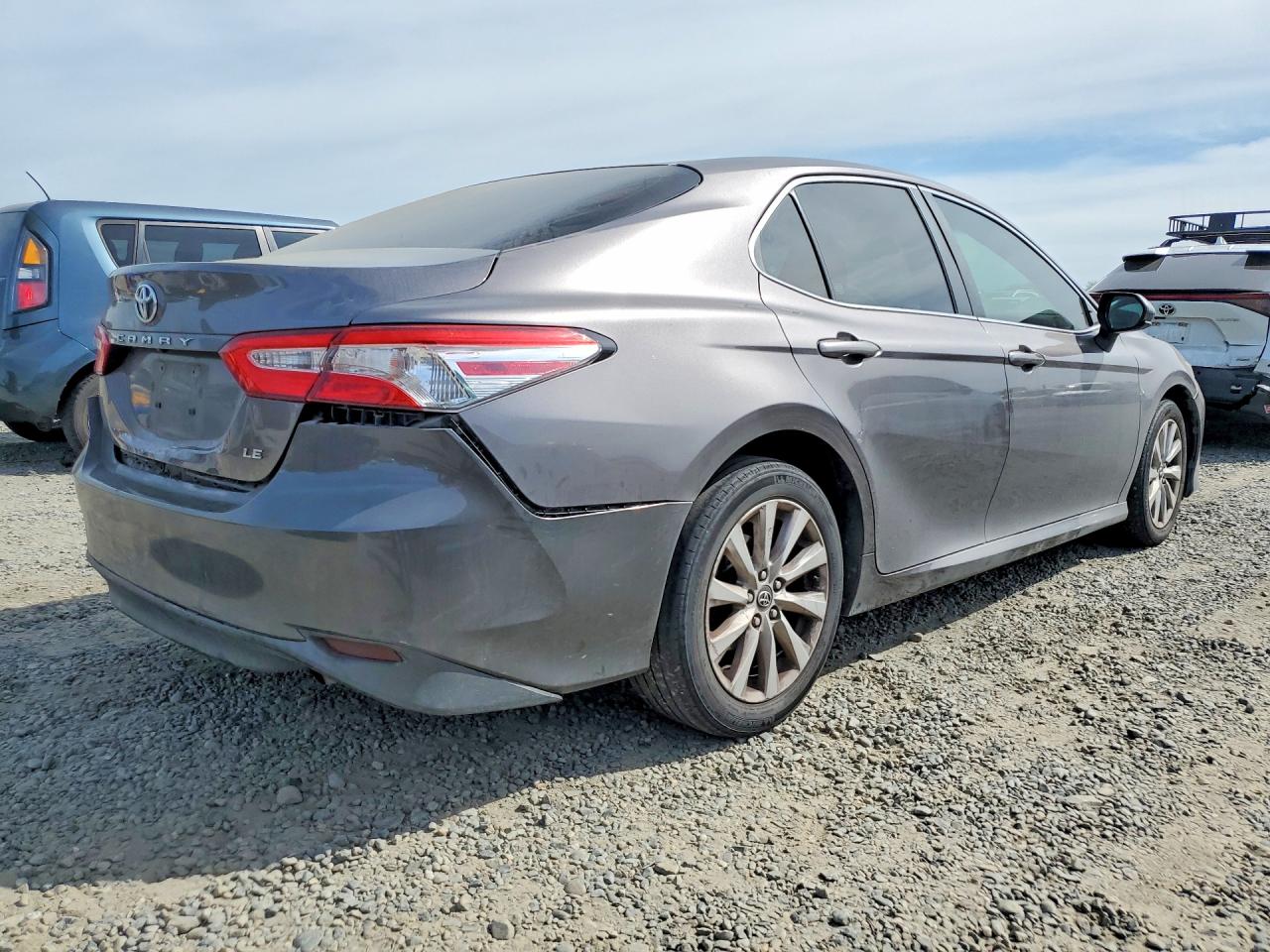 2018 TOYOTA CAMRY LE photo 5