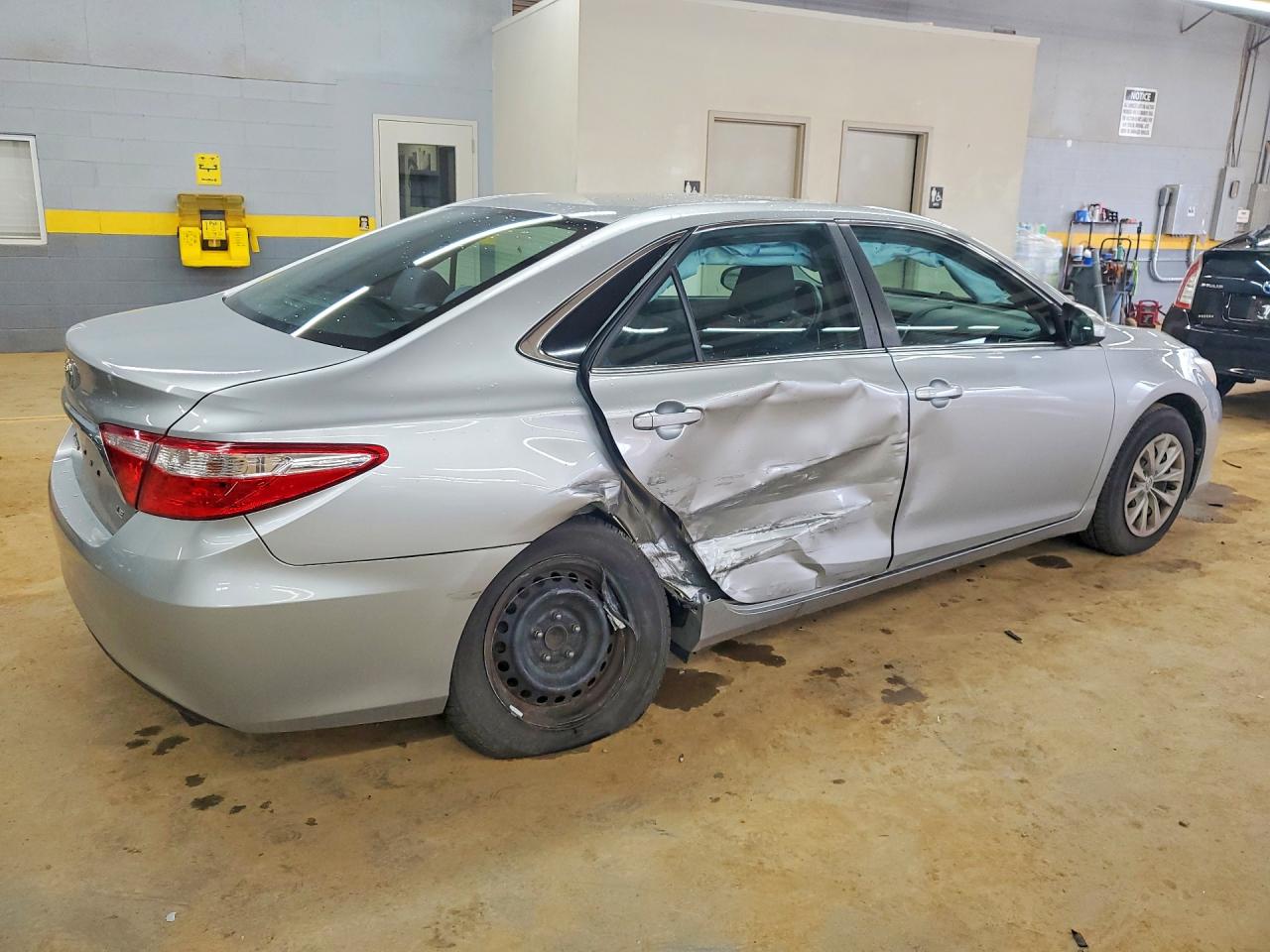 2015 TOYOTA CAMRY LE photo 3
