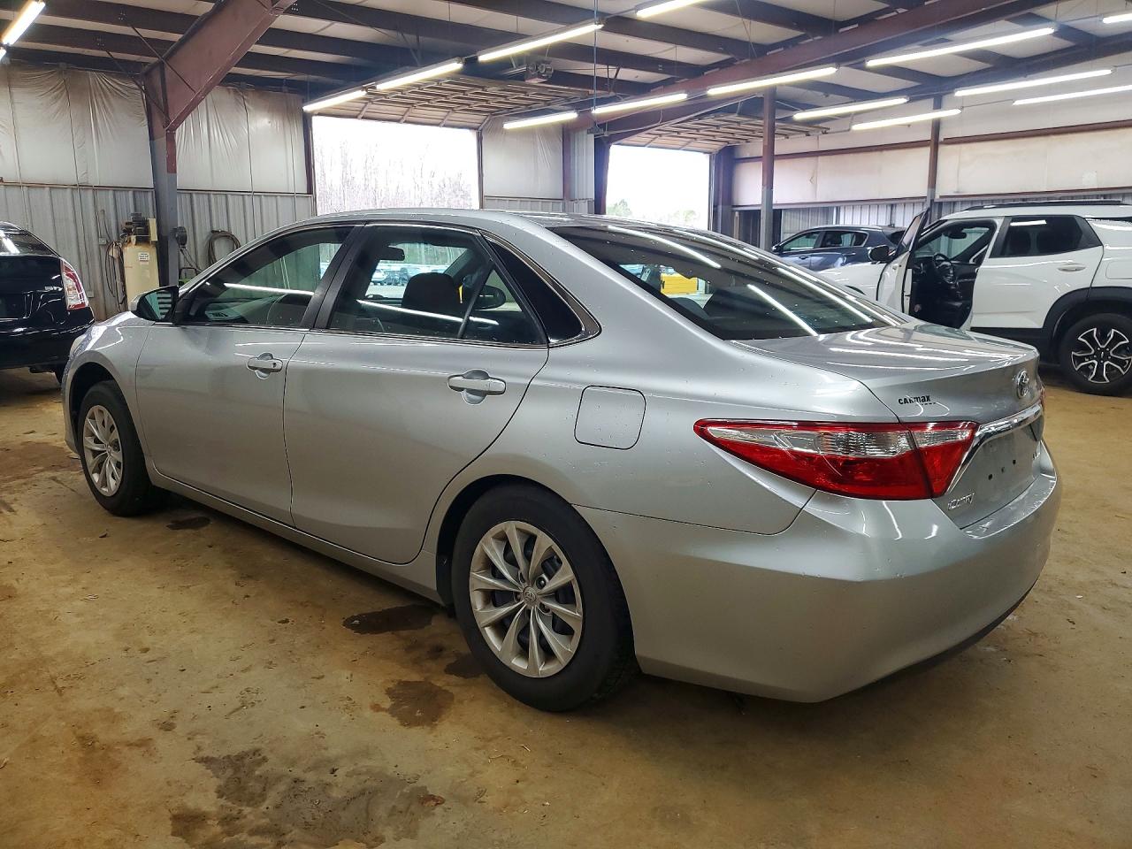 2015 TOYOTA CAMRY LE photo 2
