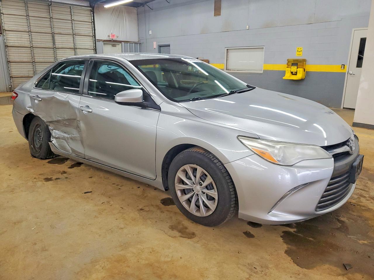2015 TOYOTA CAMRY LE photo 4
