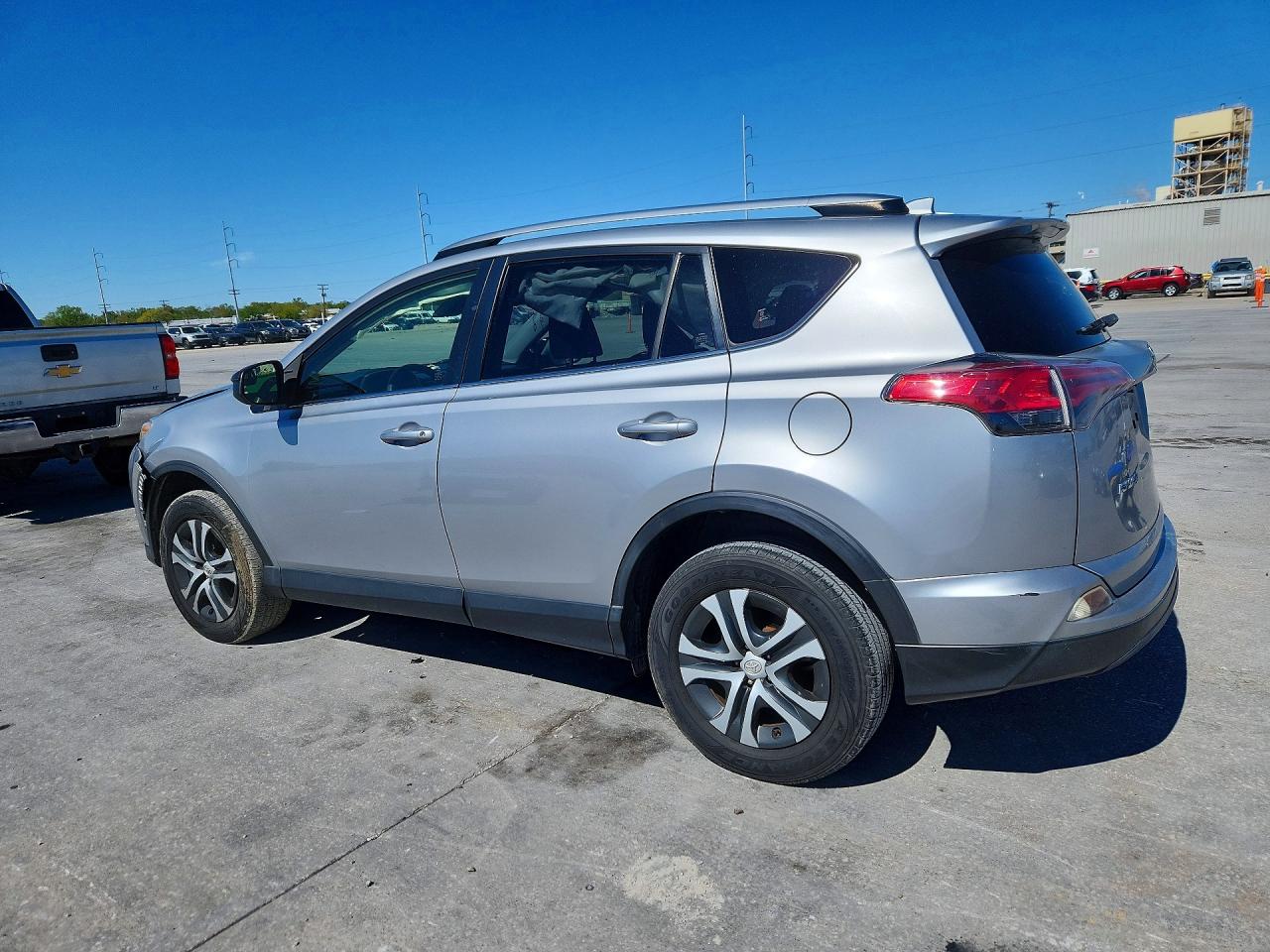 2018 TOYOTA RAV4 LE photo 2