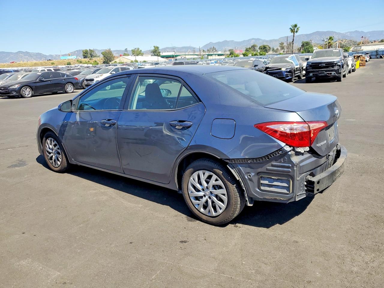 2018 TOYOTA COROLLA LE photo 3