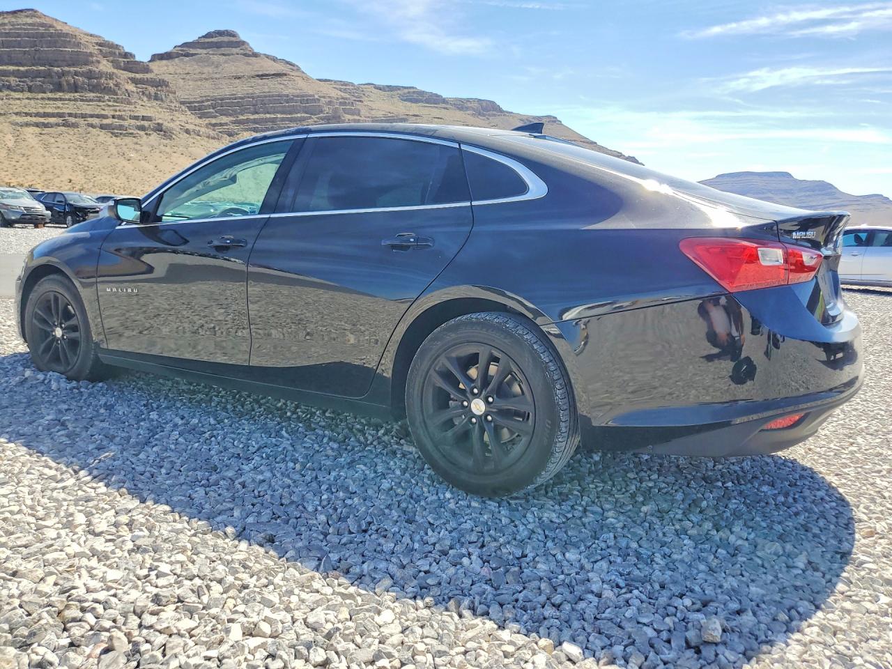 2018 CHEVROLET MALIBU LT photo 2