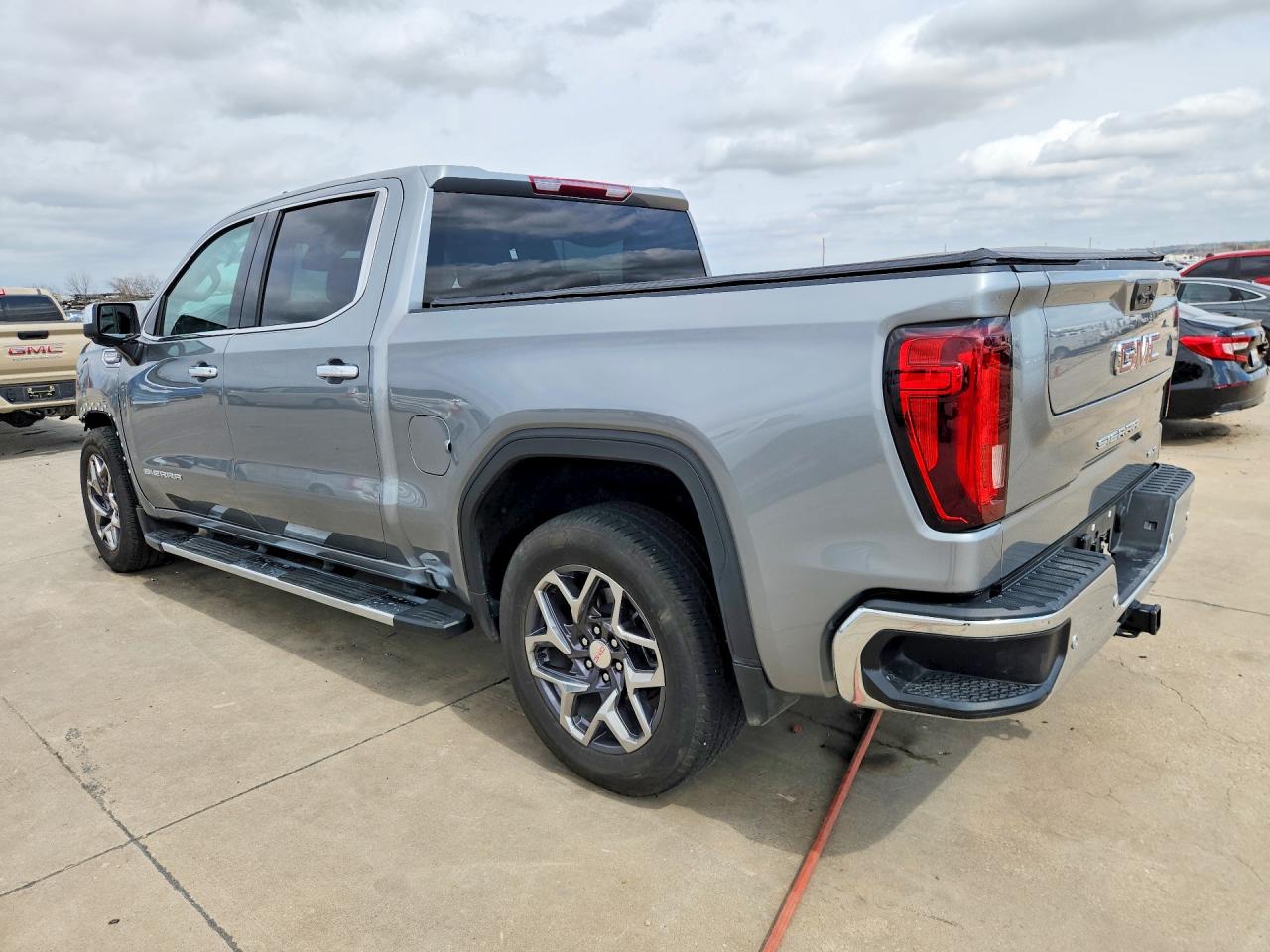 2025 GMC SIERRA C1500 SLT photo 2