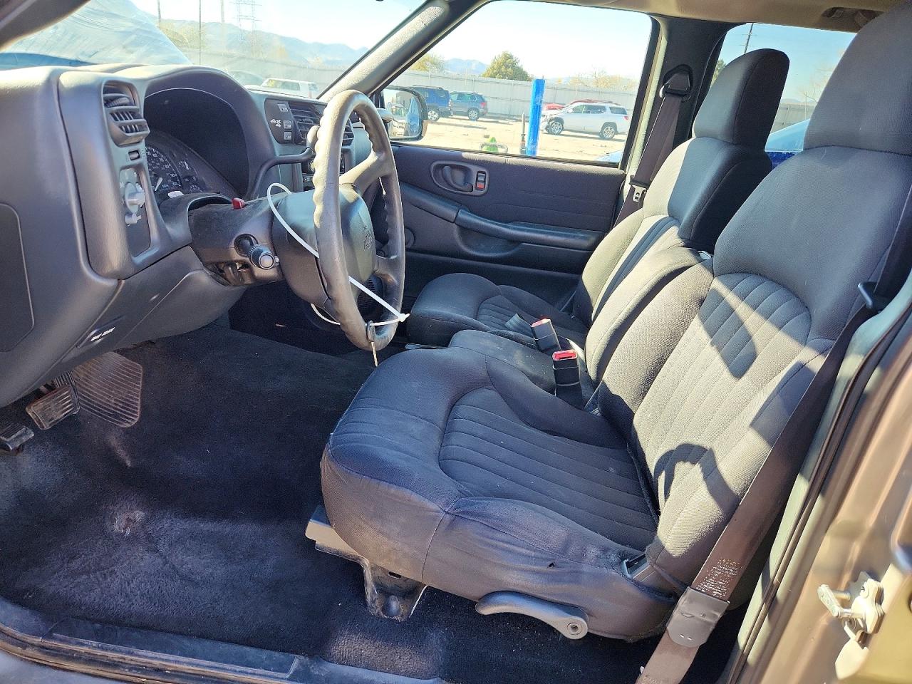 2004 CHEVROLET BLAZER photo 13