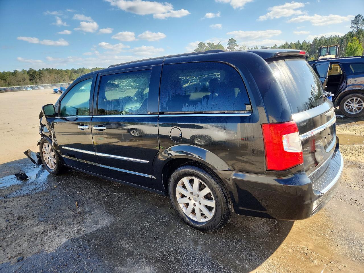 2011 CHRYSLER TOWN & COUNTRY TOURING L photo 3