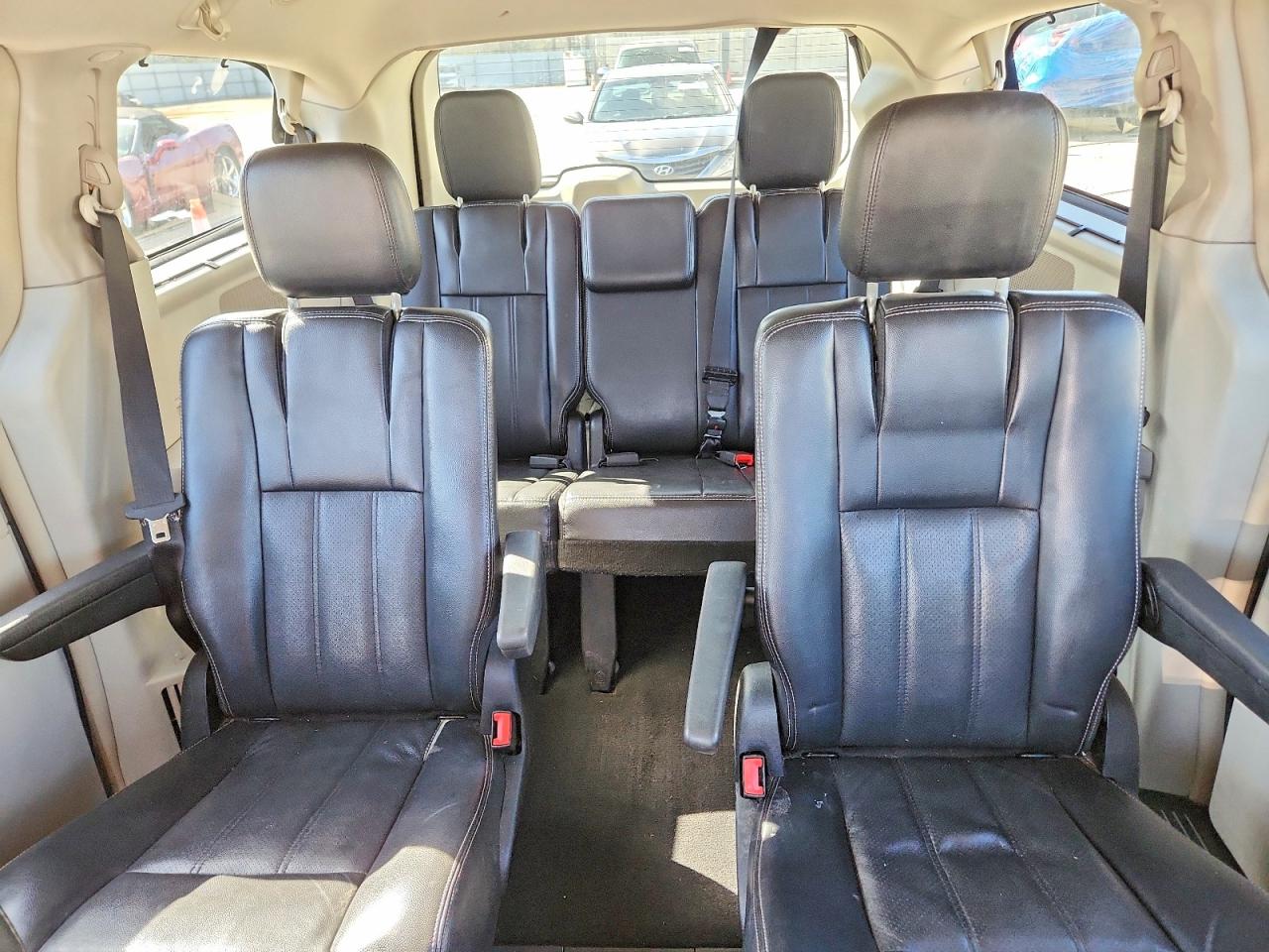 2011 CHRYSLER TOWN & COUNTRY TOURING L photo 19