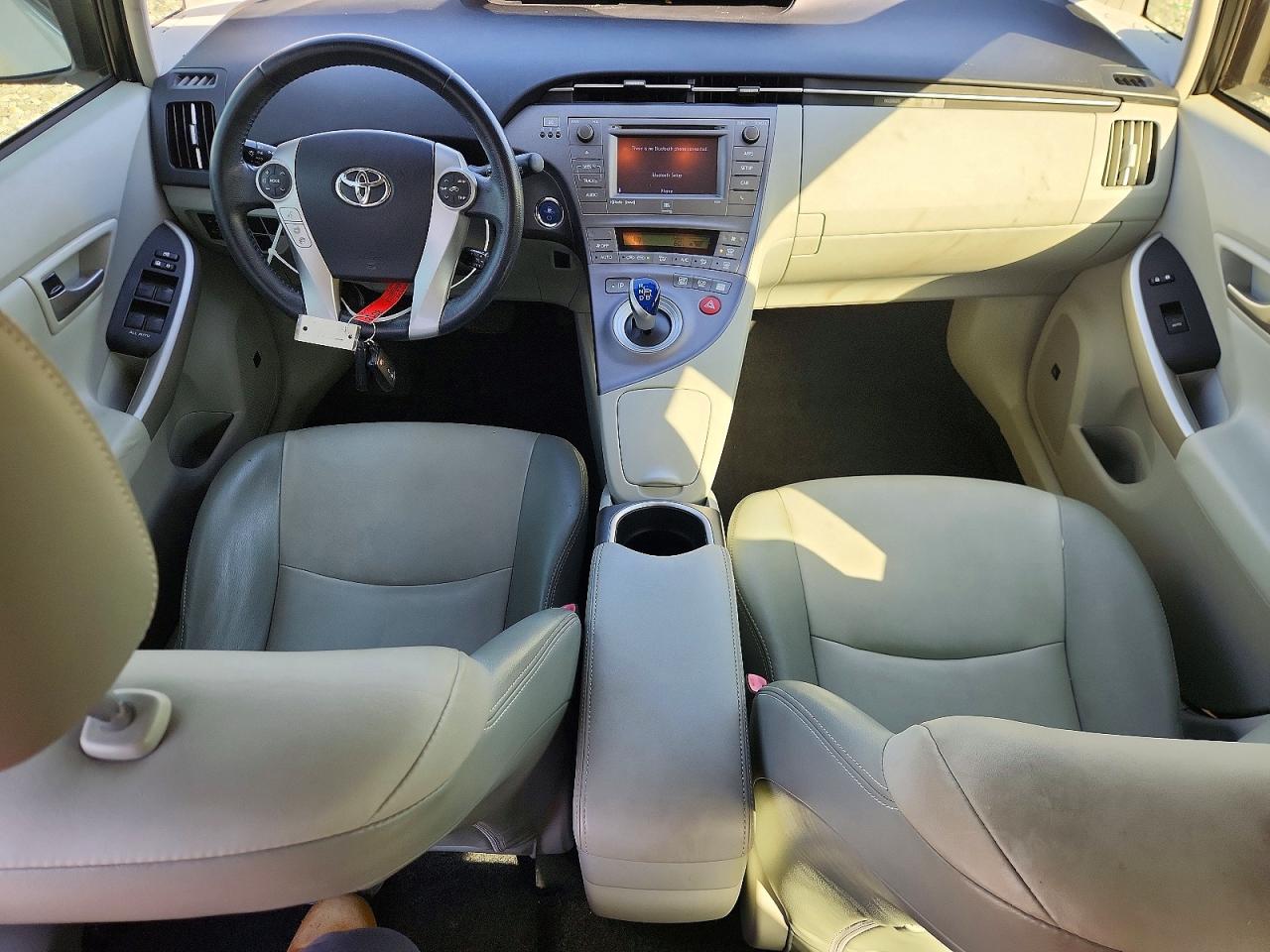 2013 TOYOTA PRIUS FOUR photo 8