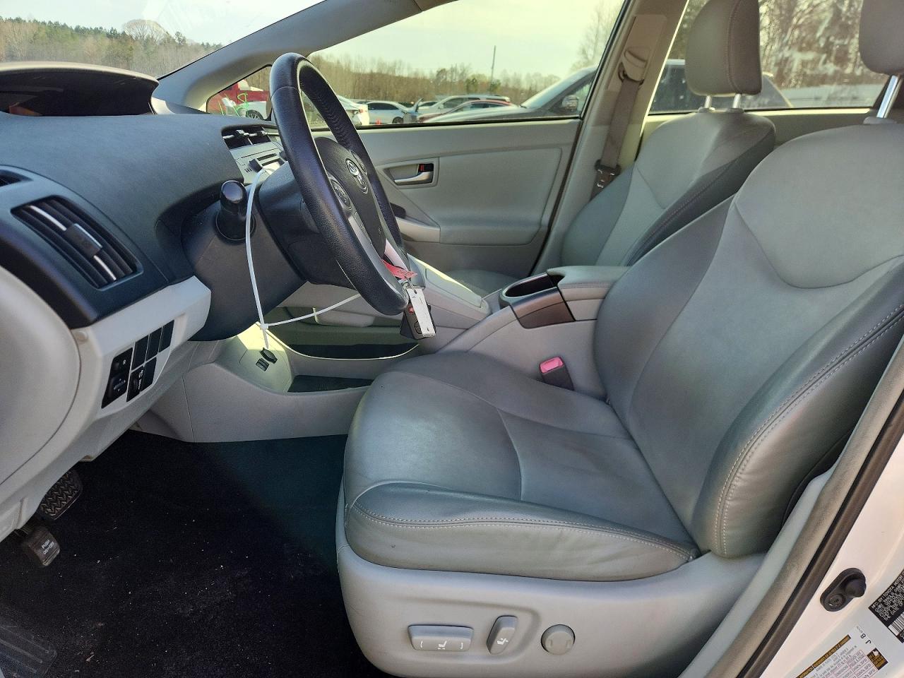 2013 TOYOTA PRIUS FOUR photo 7