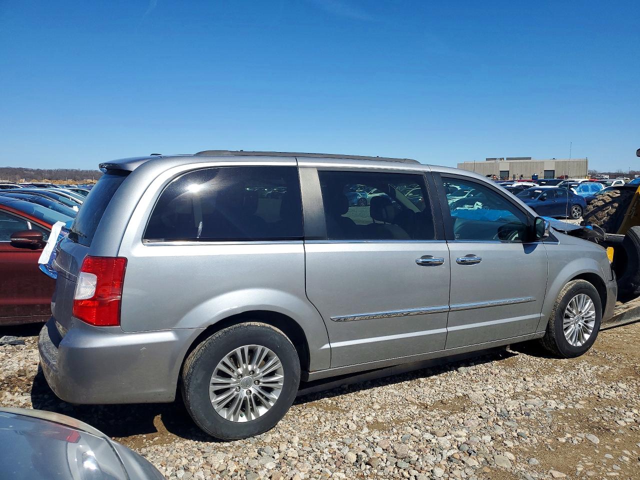 2015 CHRYSLER TOWN & COUNTRY TOURING L photo 6