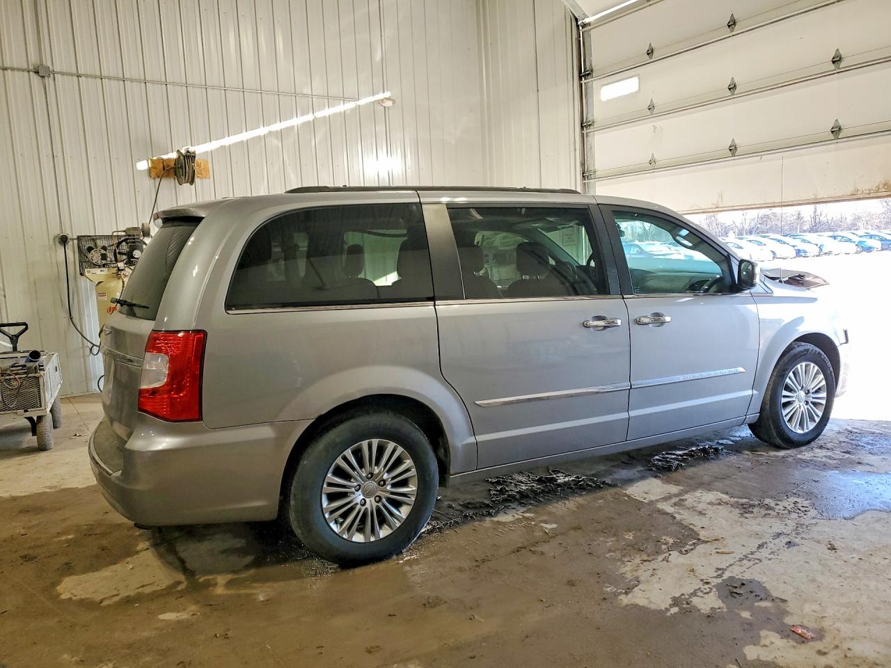 2015 CHRYSLER TOWN & COUNTRY TOURING L photo 5